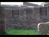 06304 ostia - regio iii - insula ix - domus dei dioscuri (iii,ix,1) - haupteingang - nischen - raum c.jpg